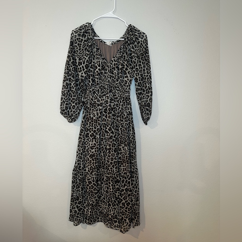 NWT women’s animal print dress in a size small with balloon‎ sleeves.